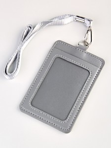 YR Карман для пропуска на ленточке J-020